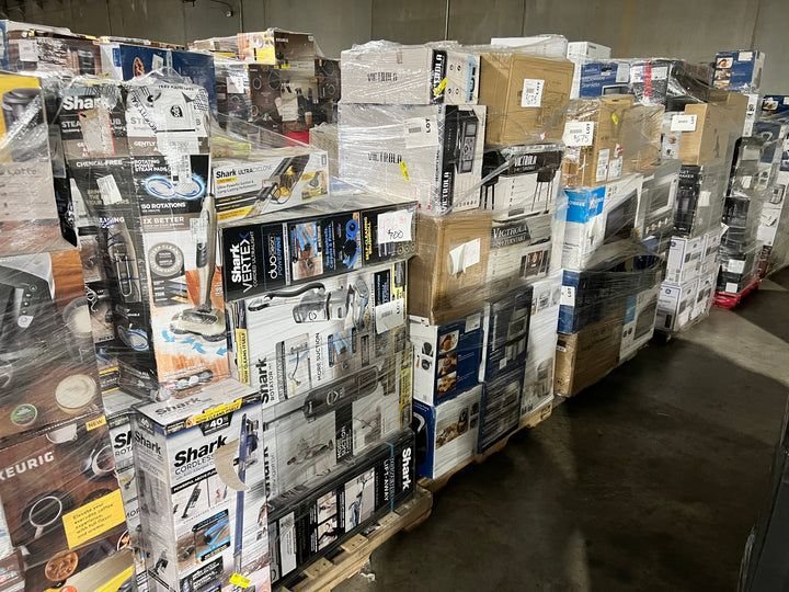 Paletes envelopados em filme plástico, carregados de caixas de eletrodomésticos e eletrônicos, com etiquetas de lote